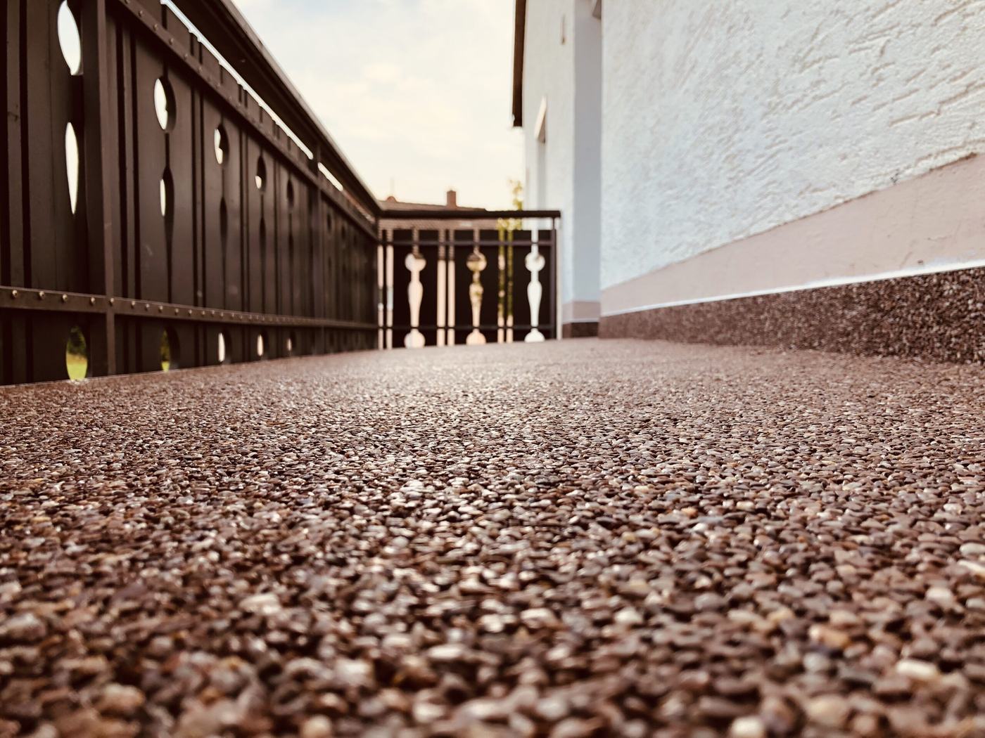Balkon mit braunem Steinteppich in Nahaufnahme