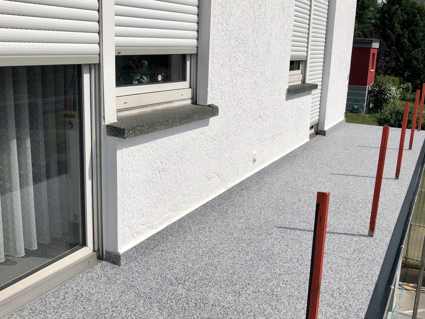 Weg entlang der Hauswand mit hellgrauem Steinteppich