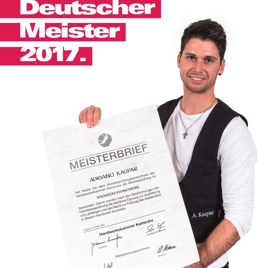 Adriano Kaspar mit seinem Meisterbrief im Dachdeckerhandwerk