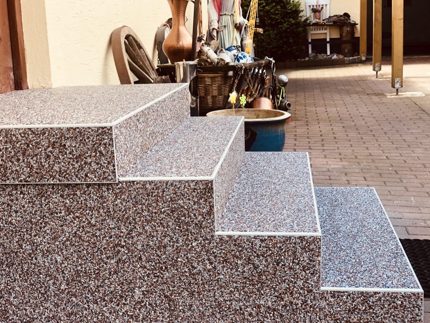 Musterplatten verschiedener Farben liegen auf einer fertigen Treppe