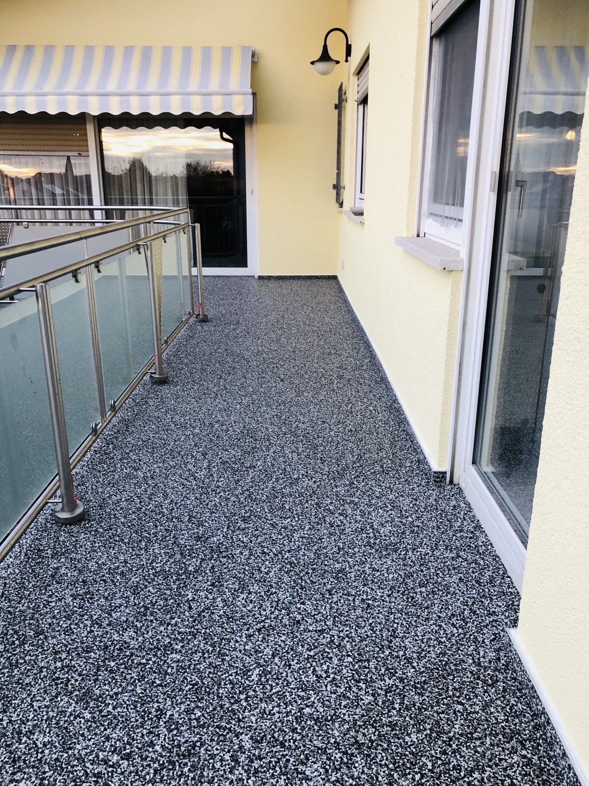 Treppe mit zweifarbigem Steinteppich, helle Trittstufen